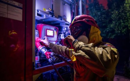 Θεσσαλονίκη φωτιά: Καταστράφηκαν δύο ΙΧ σε μάντρα μεταχειρισμένων αυτοκινήτων