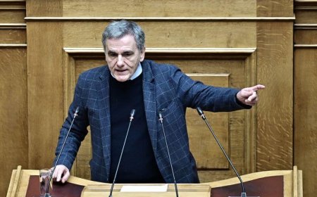 Τσακαλώτος εναντίον Καρτερού για τον Τσίπρα: «Οι προσωποκεντρικές στρατηγικές αποπροσανατολίζουν τον κόσμο της Αριστεράς»