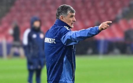 Μεντιλίμπαρ φτυάρι: Ο προπονητής του Ολυμπιακού καθαρίζει το χιονισμένο γήπεδο