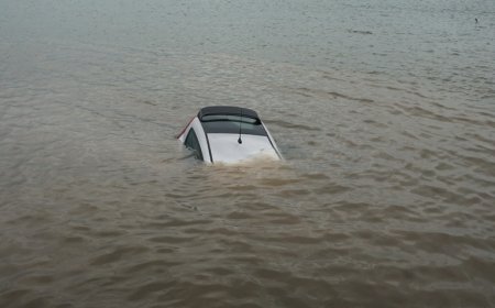 Κακοκαιρία Βάρη: Στο φως βυθισμένο αυτοκίνητο