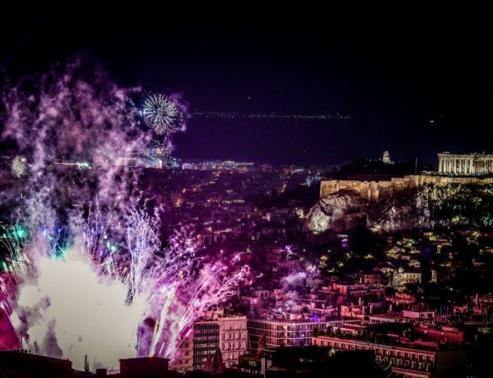 Δήμος Αθηναίων: Με μία φαντασμαγορική εκδήλωση, το μεγαλύτερο drone show και αθόρυβα πυροτεχνήματα, υποδέχθηκε η Αθήνα το 2026