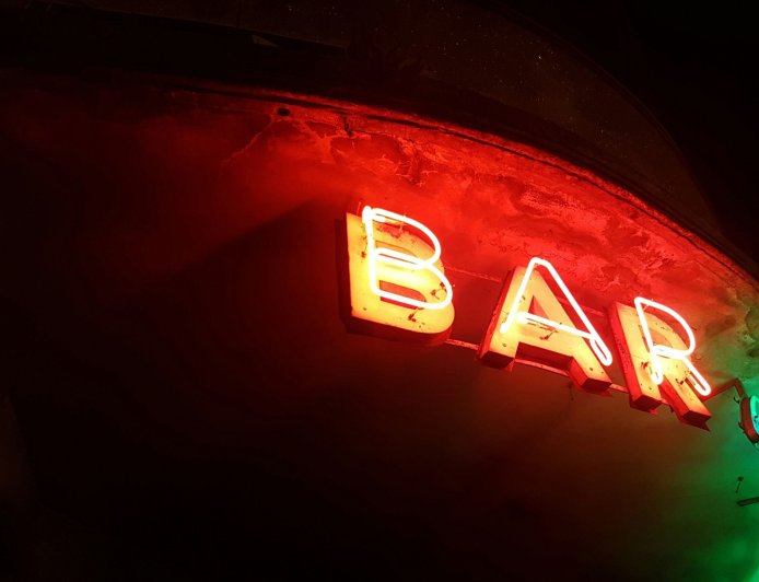 Παρενόχληση σε μπαρ: 20χρονη έδειρε με τον σύντροφό της 43χρονο