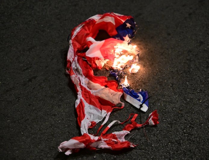 Σύλληψη Μαδούρο: Συγκέντρωση έξω από την αμερικάνικη πρεσβεία για τη Βενεζουέλα