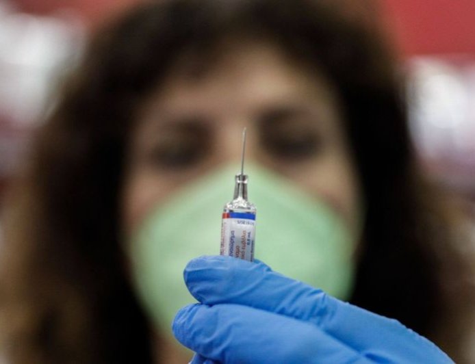 Έξαρση γρίπης και COVID-19: Αυξημένες εισαγωγές στα νοσοκομεία – Οι οδηγίες των ειδικών