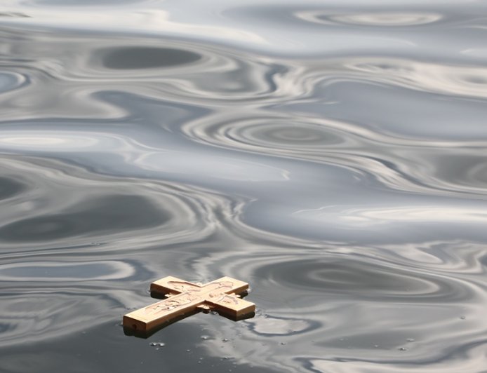 Θεοφάνια 2026 Μεσσηνία: Ιερέας έριξε το Σταυρό στη θάλασσα με… καλάμι ψαρέματος