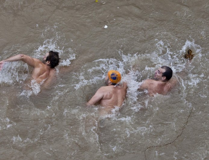 Θεοφάνια με απρόοπτα σε όλη τη χώρα: Από τον σταυρό με καλάμι ψαρέματος μέχρι συμπλοκές και… εξαφανίσεις