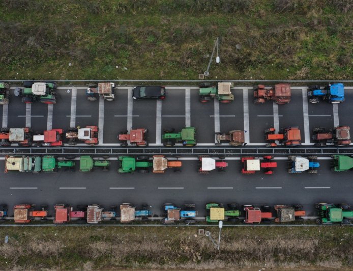 Απαράδεκτη εικόνα στην Εθνική Οδό Κορίνθου – Τριπόλεως από αγροτικό μπλόκο