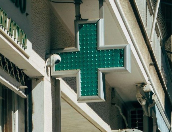 Πατήσια: Ξεκόλλησε ο σταυρός φαρμακείου και έπεσε πάνω στο κεφάλι 15χρονης