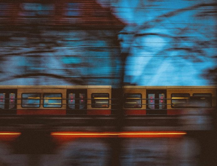 Τροχαίο στη γραμμή του τραμ στη Νέα Σμύρνη: Βίντεο από τη στιγμή που το αυτοκίνητο καρφώνεται σε κολόνα