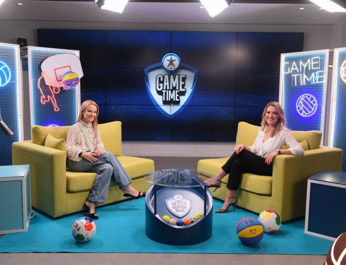 Η Έλενα Παπαβασιλείου βάζει γκολ στο ΟΠΑΠ Game Time με κλειστά μάτια