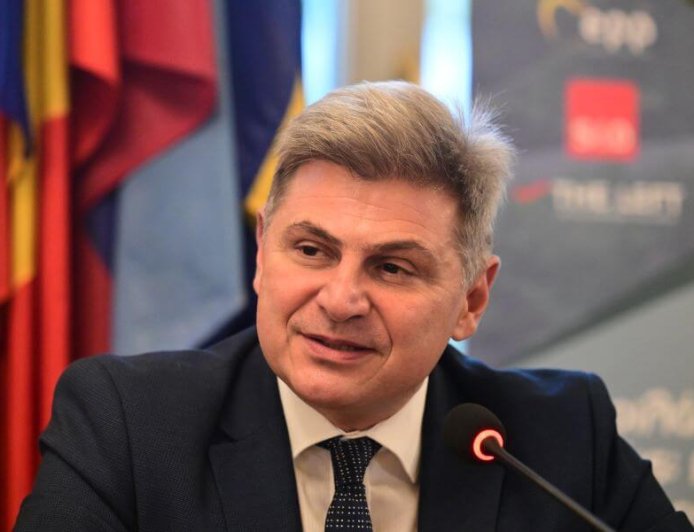 Φαραντούρης: Ανοιχτός στον διάλογο, χωρίς προαποφασισμένες συμμετοχές