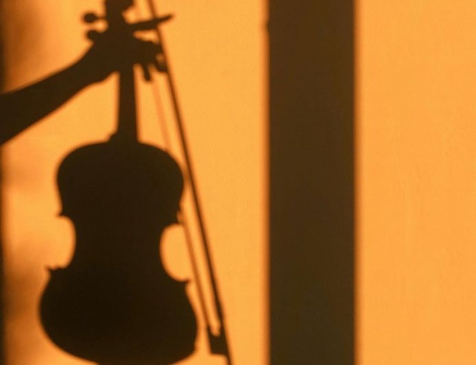 Νεαρός εντυπωσιάζει παίζοντας βιολί και ποδόσφαιρο ταυτόχρονα