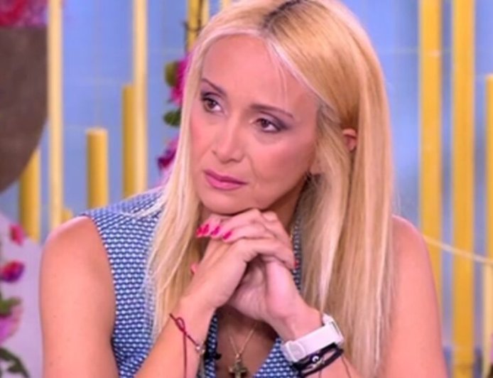 Η Ναταλί Κάκκαβα σε δριμύ κατηγορώ στα social media: «Σε Μπανανία ζούμε; Στην Ουγκάντα; Είμαστε πολίτες 3ης κατηγορίας;»