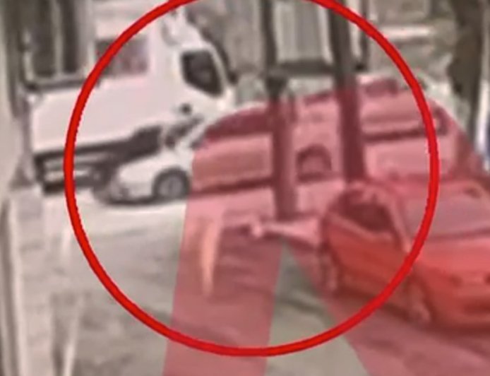 Παράσυρση αστυνομικού Κιλκίς: Βίντεο ντοκουμέντο, προσπαθεί να κρατηθεί στο καπό του αυτοκινήτου