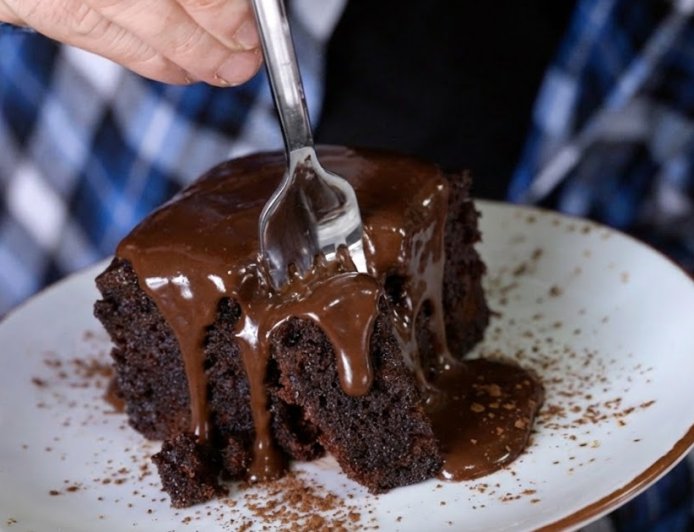 Ζουμερό, σιροπιαστό και σοκολατένιο κέικ που έχεις φάει ποτέ, χρησιμοποιώντας μόνο 1 κούπα και 1 μπολ!!!.