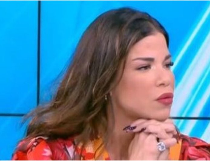 «Έσπασε» η Δάφνη Καραβοκύρη: «Στεναχωριέμαι που έλειπε τόσα χρόνια από τη ζωή μου, θα ήθελα να μην είχα πονέσει τόσο»