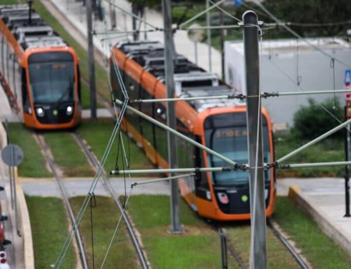 Επικίνδυνο challenge: Αγόρι κρεμόταν από συρμό τραμ εν κινήσει