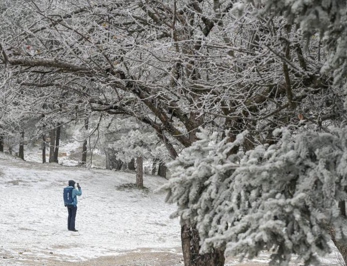 Καιρός κακοκαιρία: Επικίνδυνες καταιγίδες, θυελλώδεις άνεμοι και χιόνια σε όλη τη χώρα