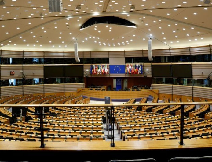 Το Ευρωκοινοβούλιο «παγώνει» την εμπορική συμφωνία ΕΕ–ΗΠΑ