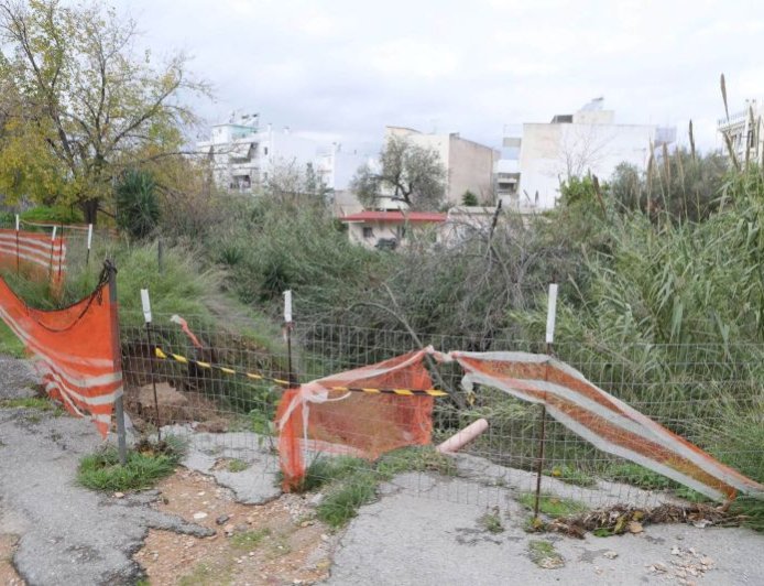 Κακοκαιρία Αττική: Καθίζηση στο ρέμα Πικροδάφνης – Σε αυξημένη επιφυλακή οι Αρχές
