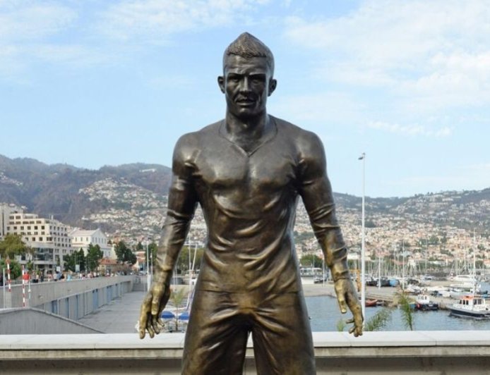 Ρονάλντο άγαλμα: Νεαρός έβαλε φωτιά στο μπρούτζινο ομοίωμα του Πορτογάλου σούπερ σταρ