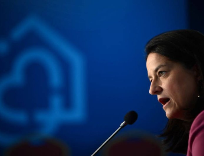 Αύξηση κατώτατου μισθού από 1η Απριλίου – Τι ανακοίνωσε η Κεραμέως