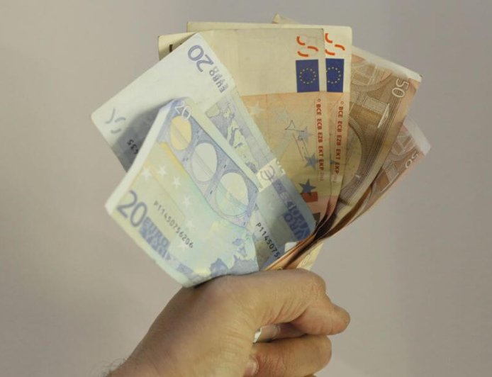 Αφορολόγητες παροχές για μισθωτούς και συνταξιούχους – Τι δεν επιβαρύνεται με φόρο