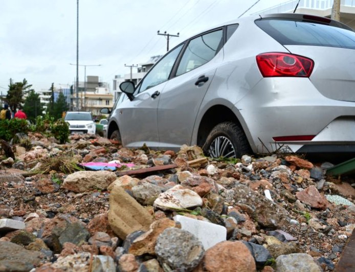 Κακοκαιρία Άνω Γλυφάδα: Δρόμοι και ΙΧ θάφτηκαν στις λάσπες