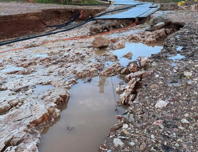 Βάρη κακοκαιρία: Γυναίκα σκαρφάλωσε σε δέντρο για να σωθεί από τα ορμητικά νερά