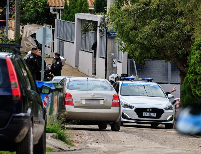 Γλυφάδα φονικό: «Θα σκοτώσω και τα αδέρφια μου» φώναζε στους αστυνομικούς