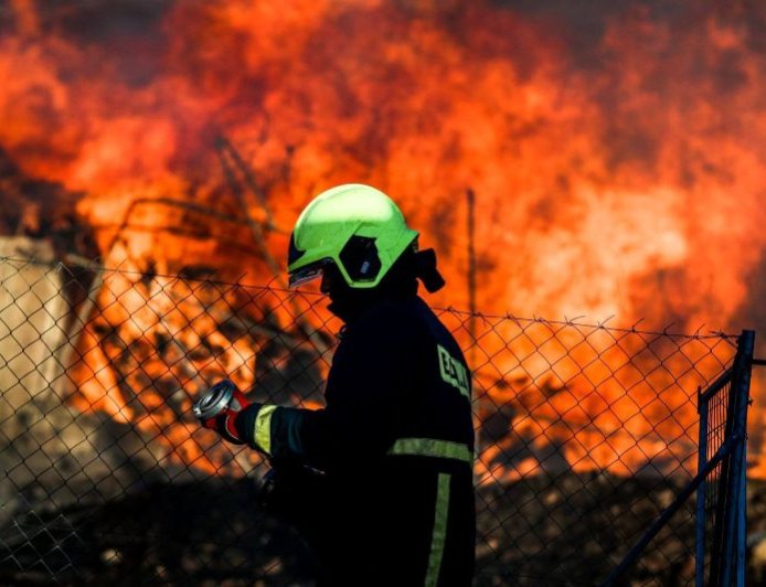 Τρίκαλα: Φωτιά μετά από έκρηξη στη μπισκοτοβιομηχανία «Βιολάντα»