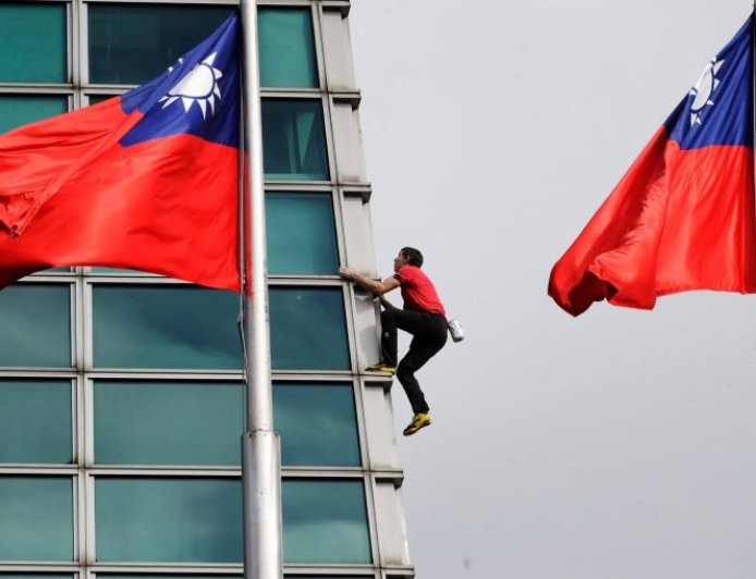 Ταϊβάν αναρριχητής: Σκαρφάλωσε ουρανοξύστη χωρίς σχοινί ασφαλείας σε 90 λεπτά