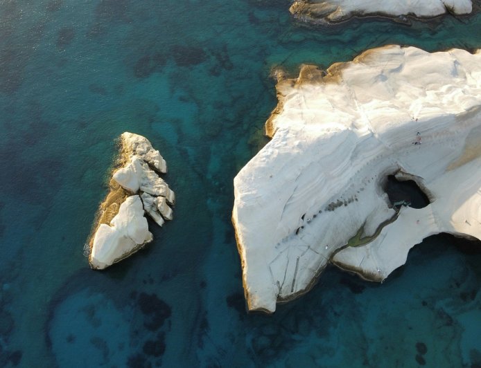 Σαρακήνικο ξενοδοχείο: Το ΥΠΕΝ παγώνει το έργο και ανοίγει μέτωπο ελέγχων στη Μήλο