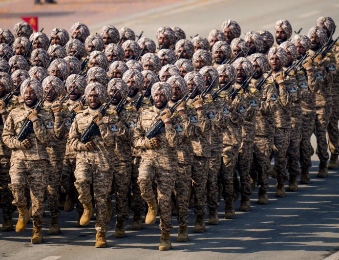 Παρέλαση ινδικού στρατού: Ανθρώπινες πυραμίδες και ακροβατικά πάνω σε δύο ρόδες