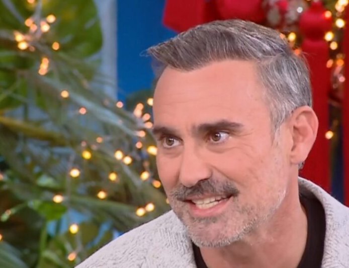 Γιώργος Καπουτζίδης: «Εγώ, σαν παιδί, έμεινα πολύ κλεισμένος μέσα στο σπίτι, από επιλογή μου»