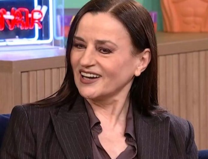 Καρυοφυλλιά Καραμπέτη: ««Από μικρή ήμουν κατά του γάμου, ίσως άλλαζα κάποιες ερωτικές επιλογές μου»