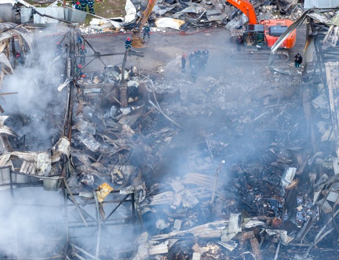 Τραγωδία στη Βιολάντα: Καπνίζει ακόμη το εργοστάσιο, έλιωσε ακόμα και ο χάλυβας