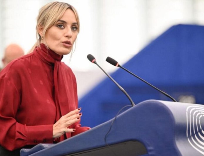 Ελεονώρα Μελέτη: «Ένιωθα συναισθήματα που πίστευα ότι είναι ντροπή να τα νιώθει μια μητέρα»