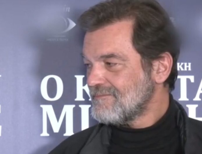 Συγκινεί ο Κωνσταντίνος Καζάκος για τους γονείς του: «Θα ήθελα πολύ να τους αγκαλιάσω ξανά»