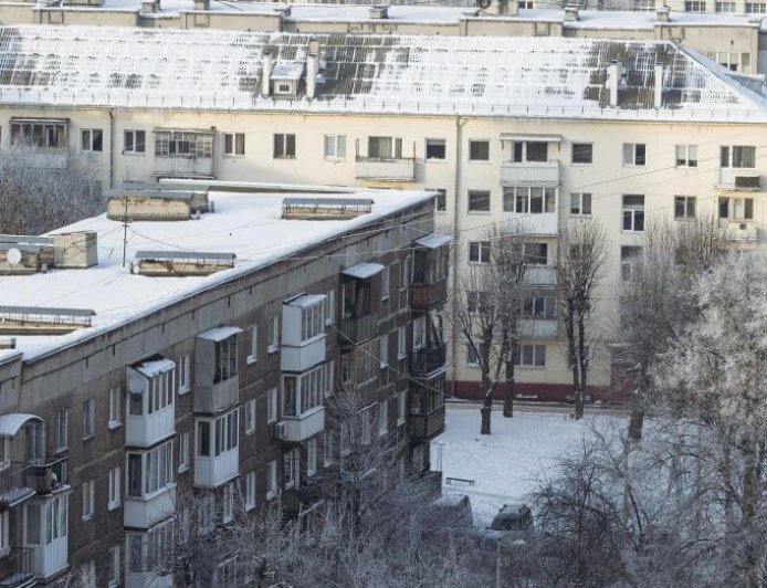 Ρωσία καλώδιο: Φρίκη προκαλεί βίντεο όπου άντρας δένει και κατεβάζει παιδί από παράθυρο