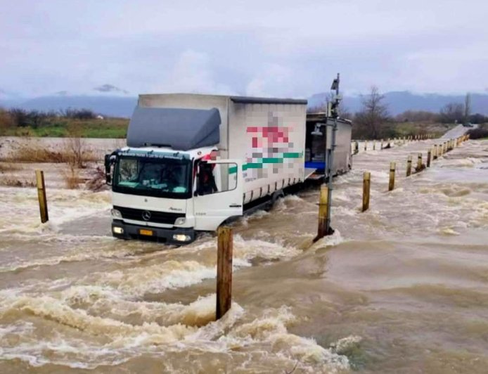 Ροδόπη: Φορτηγό εγκλωβίστηκε σε «φουσκωμένη» ιρλανδική διάβαση
