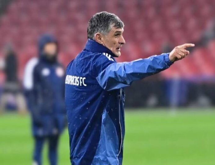 Μεντιλίμπαρ φτυάρι: Ο προπονητής του Ολυμπιακού καθαρίζει το χιονισμένο γήπεδο