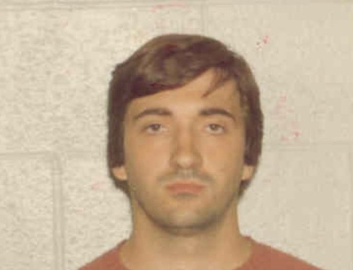 Σκότωσε τον δάσκαλο που βίαζε τον γιο του: Όταν η φρίκη κατέληξε σε φόνο μπροστά στις κάμερες