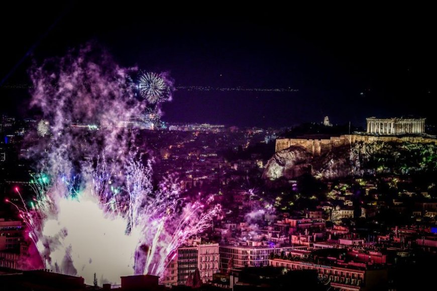 Δήμος Αθηναίων: Με μία φαντασμαγορική εκδήλωση, το μεγαλύτερο drone show και αθόρυβα πυροτεχνήματα, υποδέχθηκε η Αθήνα το 2026