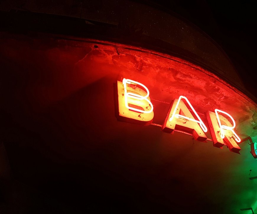 Παρενόχληση σε μπαρ: 20χρονη έδειρε με τον σύντροφό της 43χρονο