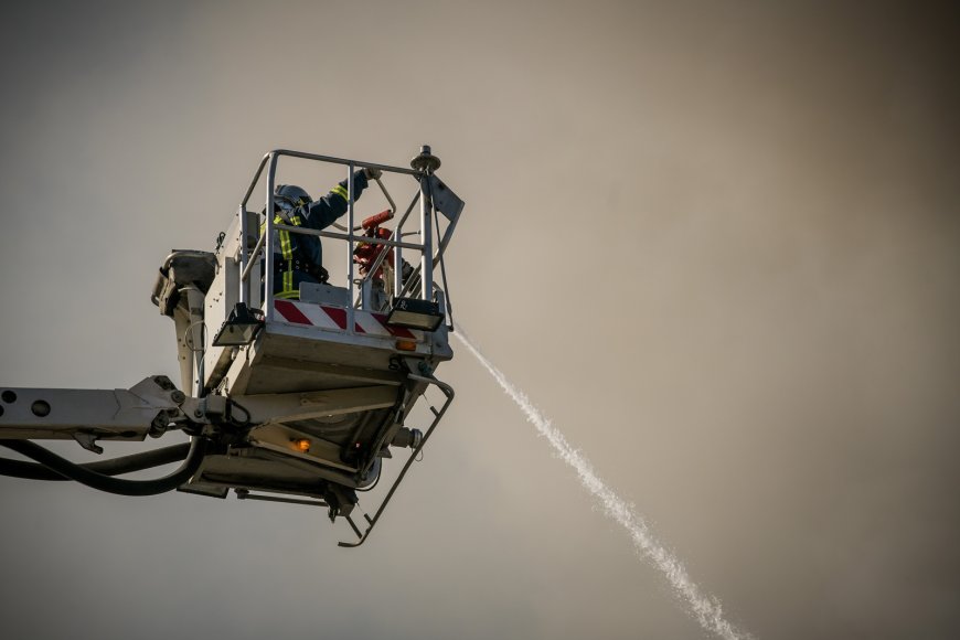 Φωτιά Νέα Σμύρνη: Κατάστημα καταστράφηκε ολοσχερώς