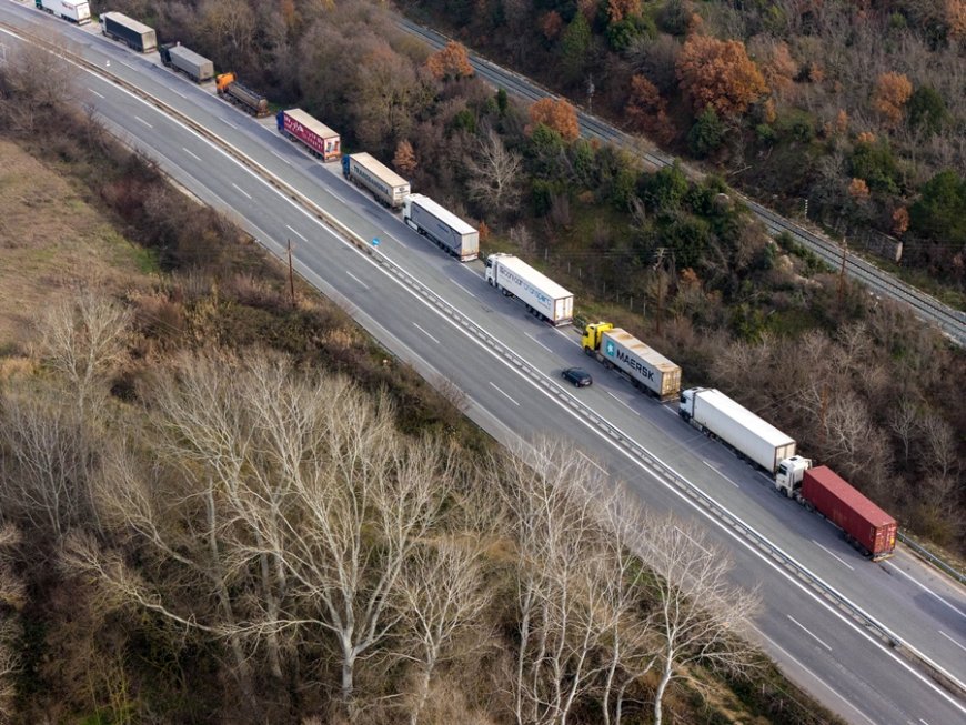 Μπλόκα αγροτών: Ταλαιπωρία για τους ταξιδιώτες σε Μαρτίνο, Κόμβο Βαγίων, Κιάτο και Αρχαία Νεμέα