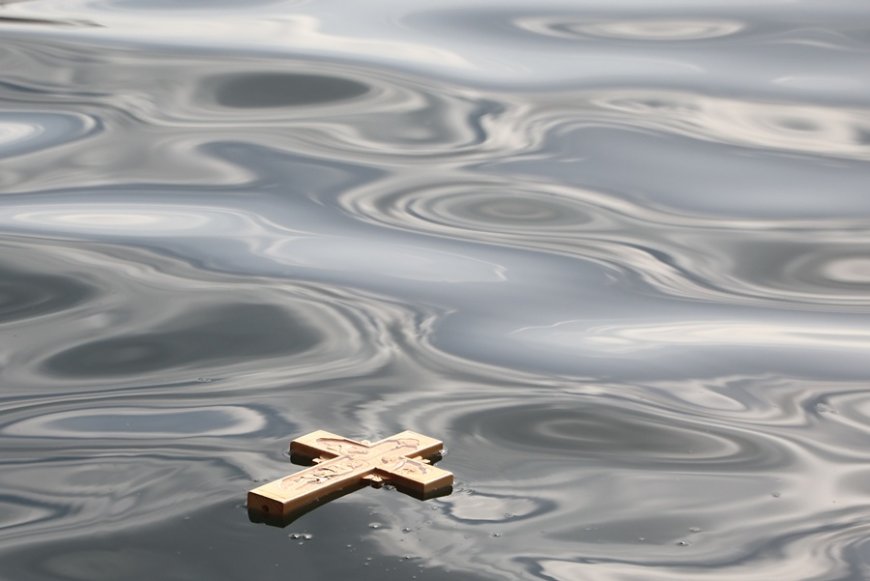 Θεοφάνια 2026 Μεσσηνία: Ιερέας έριξε το Σταυρό στη θάλασσα με… καλάμι ψαρέματος