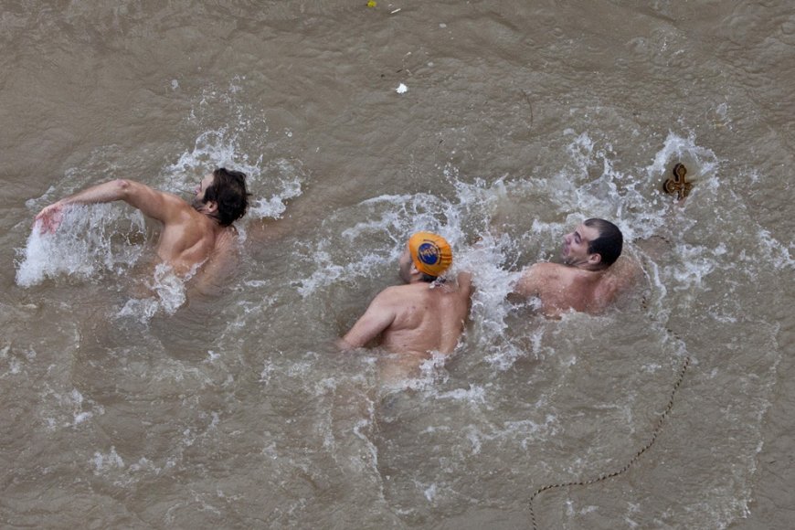 Θεοφάνια με απρόοπτα σε όλη τη χώρα: Από τον σταυρό με καλάμι ψαρέματος μέχρι συμπλοκές και… εξαφανίσεις