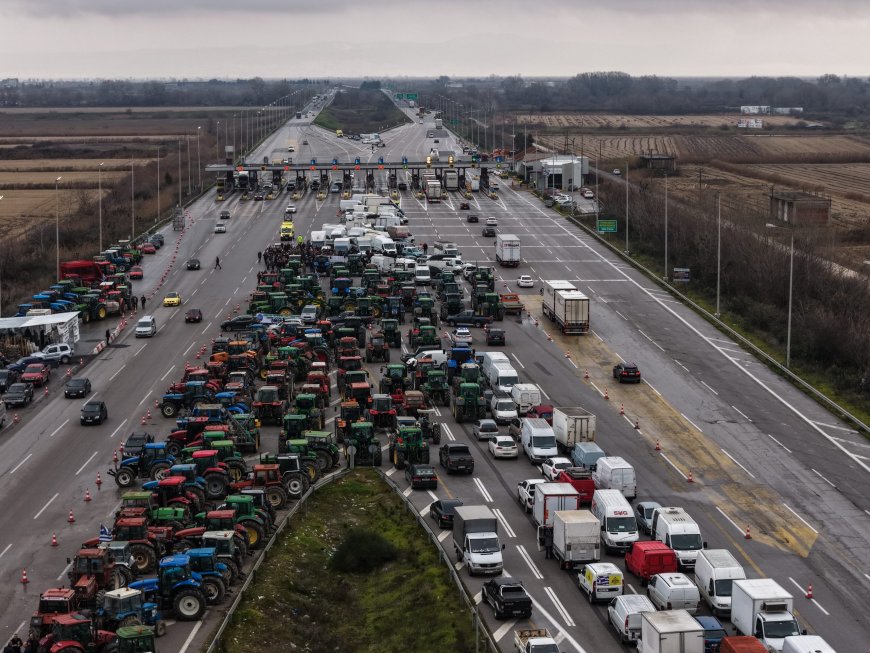Αγροτικές κινητοποιήσεις: 48ωρος αποκλεισμός εθνικών οδών και παρακαμπτηρίων –  Εισαγγελική παρέμβαση και διάλογος υπό όρους